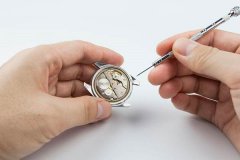 雅典机械表表壳掉色？专业解决之道守护经典时光